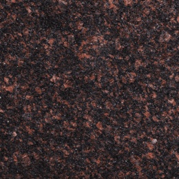 Zbliżenie granitu Tan Brown o ciemnobrązowej i czarnej strukturze z wyraźnym, naturalnym uziarnieniem