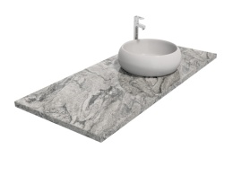 Blat z granitu Viscont White w jasnoszarej tonacji z ciemnymi żyłami i nablatową umywalką na białym tle