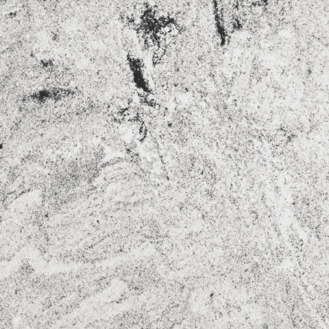 Zbliżenie granitu Viscont White z jasną ziarnistą powierzchnią i wyrazistymi ciemnymi żyłami o naturalnym układzie