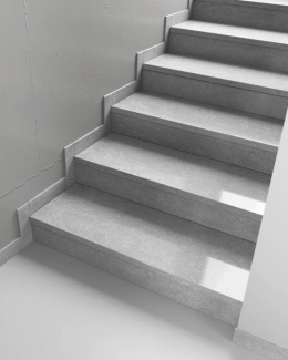 Schody wykończone aglomarmurem White Pearl w jasnym szarym kolorze o subtelnej strukturze