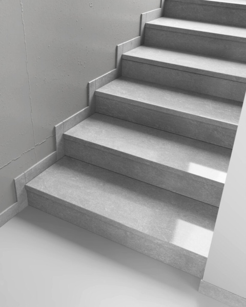 Schody wykończone aglomarmurem White Pearl w jasnym szarym kolorze o subtelnej strukturze