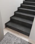 Schody granitowe z cokołem 10 cm w kolorze Absolute Black Antyk