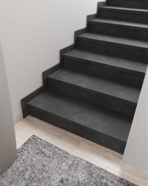 Schody granitowe z cokołem 10 cm w kolorze Absolute Black Antyk