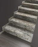 Schody wykonane z granitu Blue Dunes z wyrazistym, falistym rysunkiem w odcieniach beżu, szarości i brązu