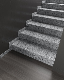 Schody z granitu Grey płomień o jasnoszarej, antypoślizgowej powierzchni z ciemnym nakrapianiem