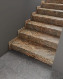 Schody z granitu Juparana o ciepłej, falistej strukturze w odcieniach beżu i brązu