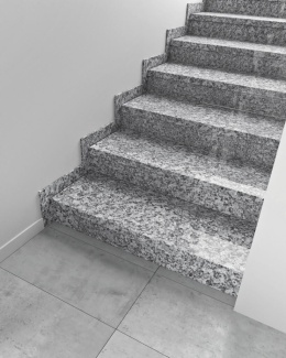 Schody z granitu Strzegom z dopasowanym cokołem – jasne, klasyczne wykończenie wnętrza z polskiego granitu