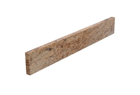 Cokół 10 cm z granitu Shivakashi na białym tle – beżowo-różowy kamień o dekoracyjnym użyleniu