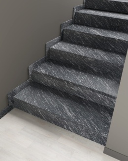 Schody wykończone cokołem z granitu Silver Antracite Antyk o ciemnej, szczotkowanej powierzchni