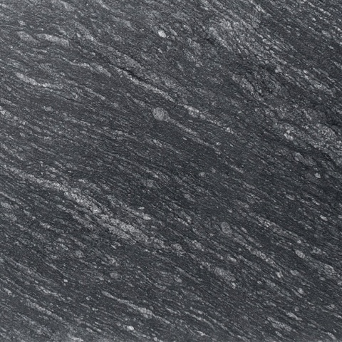 Zbliżenie struktury granitu Silver Antracite Antyk z nieregularnym, jasnym użyleniem