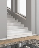 Schody wykończone cokołem z konglomeratu Crystal White o idealnie białej, połyskującej powierzchni w nowoczesnym wnętrzu