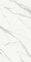 Zbliżenie na wzór marmuru Estatuario – białe tło z eleganckim, srebrzystym żyłkowaniem.