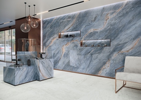Luksusowe wnętrze z płyt Coverlam Palisandro Blue Poler – elegancka ściana i ekspozycja biżuterii w błękitnym marmurze