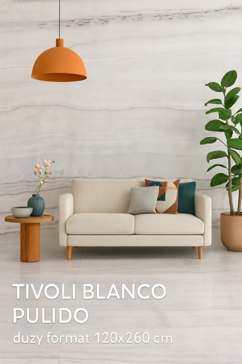 Salon z marmurowym spiekiem Tivoli Blanco Pulido 120×260 cm, beżową sofą i pomarańczową lampą wiszącą.
