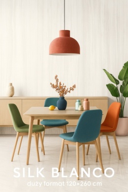 Jadalnia z kolorowymi krzesłami i spiekiem Silk Blanco 120×260 cm na ścianie i podłodze o jasnym, pionowym wzorze.