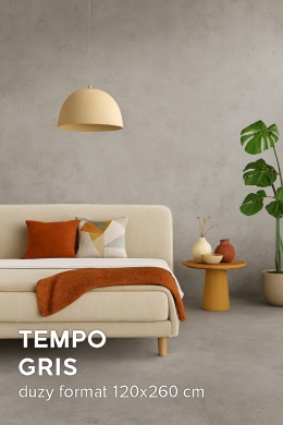 Salon z betonowym spiekiem Tempo Gris 120×260 cm, kremową sofą, drewnianym stolikiem i zieloną monsterą w donicy.