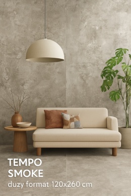 Salon z betonowym spiekiem Tempo Smoke 120×260 cm, jasną sofą, drewnianym stolikiem i zieloną monsterą w donicy.