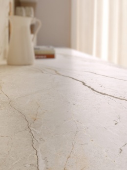 Zbliżenie na blat kuchenny ze spieku Marazzi Silver Root White w wykończeniu Satin Puro 3D Ink