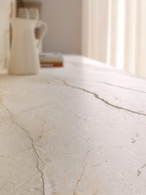 Zbliżenie na blat kuchenny ze spieku Marazzi Silver Root White w wykończeniu Satin Puro 3D Ink