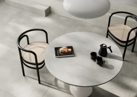 Nowoczesne wnętrze z szarymi ścianami i podłogą z płyt ARCHITEQ TRI-D Light Grey