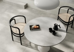 Nowoczesne wnętrze z szarymi ścianami i podłogą z płyt ARCHITEQ TRI-D Light Grey