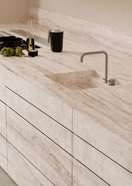 Kuchnia w jasnych tonacjach z blatami i zlewem wykonanym ze spieku SOMBRIS TRI-D Crema Soft