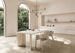 Elegancka jadalnia z dużymi płytami SOMBRIS TRI-D Crema i stołem z dopasowanego spieku