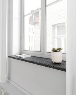 Parapet Nordic Black z aglomarmuru – czarny kamień z połyskiem, nowoczesny akcent w jasnym wnętrzu