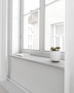 Parapet White Pearl z aglomarmuru – jasny, elegancki akcent, który optycznie rozjaśnia przestrzeń i dodaje lekkości