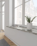 Parapet granitowy Blue Dunes FALCO – stylowe wykończenie okna, naturalny beżowo-szary kamień we wnętrzu
