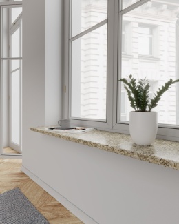 Parapet z granitu Icarai FALCO – jasny kamień o ciepłym odcieniu beżu w aranżacji wnętrza z dużym oknem