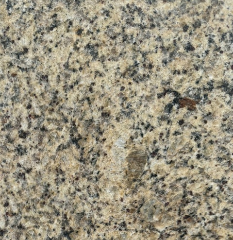 Granit Icarai FALCO – jasny kamień o złocisto-beżowej strukturze z ciemniejszymi akcentami, idealny na parapety