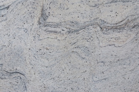 Granit Kashmir White FALCO – naturalny jasny kamień o delikatnym rysunku w szarościach i bieli, elegancka powierzchnia