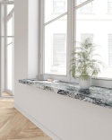 Parapet z granitu Viscont Green FALCO – nowoczesny i trwały element wnętrza o naturalnym, szaro-zielonym wzorze