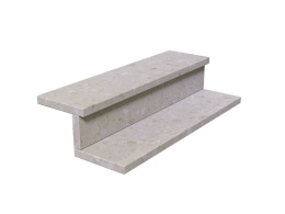 Schodek z aglomarmuru Botticino w ciepłym, kremowym kolorze z delikatnym wzorem kamienia