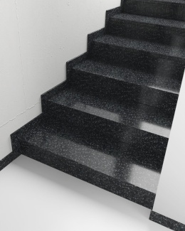 Nowoczesne schody z aglomarmuru Nordic Black – czarne wykończenie z subtelnym połyskiem, idealne do eleganckich wnętrz