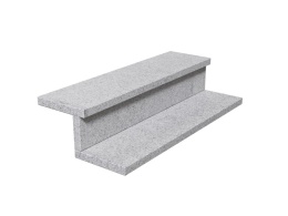 Schodek z granitu Bianco Crystal Płomień – jasnoszary kamień o chropowatej, antypoślizgowej strukturze