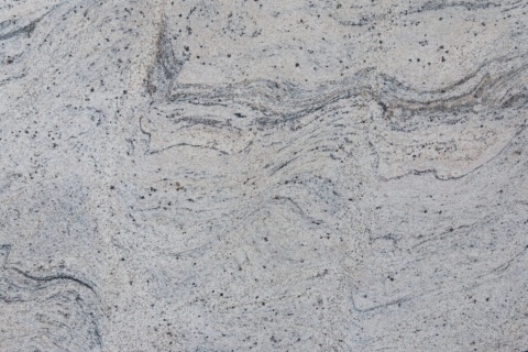 Struktura granitu Kashmir White – jasny kamień o delikatnym, falistym wzorze w odcieniach bieli i szarości