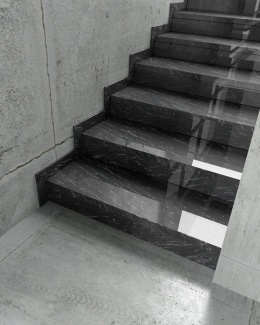 Schody z granitu Silver Antracite – elegancka aranżacja z ciemnym kamieniem o srebrzystym użyleniu