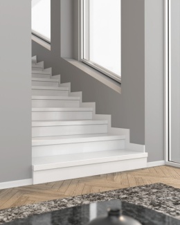 Nowoczesne schody z konglomeratu Crystal White – białe, błyszczące wykończenie wnętrza