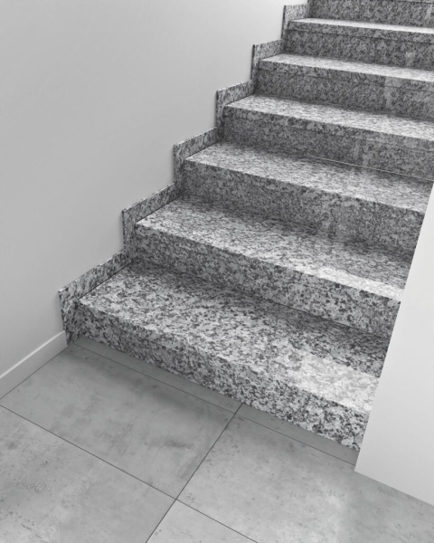 Schody z granitu Strzegom – eleganckie i odporne wykończenie wnętrz w klasycznym szarym odcieniu