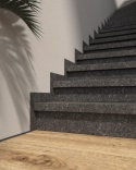 Stopnie schodowe z granitu Steel Grey antyk z dopasowanym cokołem 10 cm, matowa aranżacja wnętrza