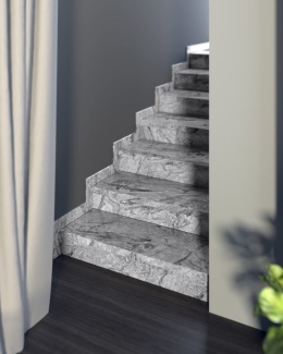 Schody z granitu Viscont White z dopasowanym cokołem 10 cm, eleganckie wykończenie klatki schodowej