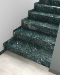 Schody wykończone marmurem Green Night z dopasowanym cokołem w eleganckim wnętrzu