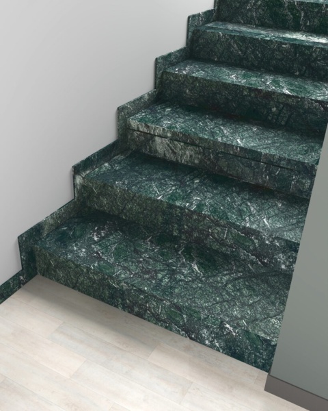 Schody wykończone marmurem Green Night z dopasowanym cokołem w eleganckim wnętrzu