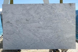 Calacatta Columbus dolomit naturalny 20 mm, jasna płyta z delikatnym użyleniem w odcieniach bieli i szarości