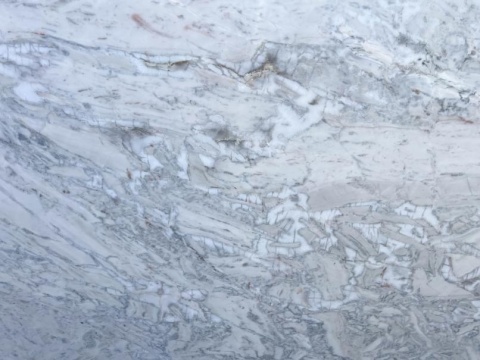 Detal dolomitu Calacatta Columbus, naturalne wykończenie, subtelna struktura i nieregularny rysunek kamienia