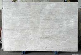 Płyta Perlatto White 20 mm, dolomit naturalny o spokojnym rysunku i jasnej, eleganckiej kolorystyce