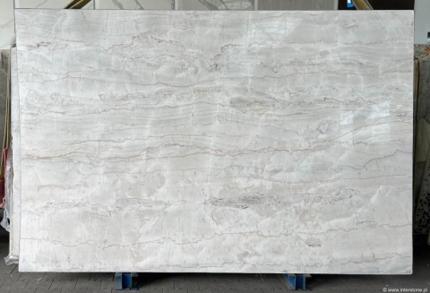 Płyta Perlatto White 20 mm, dolomit naturalny o spokojnym rysunku i jasnej, eleganckiej kolorystyce