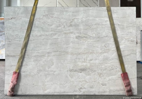 Perlatto White dolomit naturalny, jasna płyta z delikatnym poziomym użyleniem w odcieniach bieli i szarości